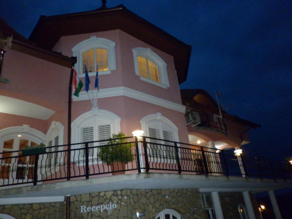 Manor Villa Heviz Bagian luar foto